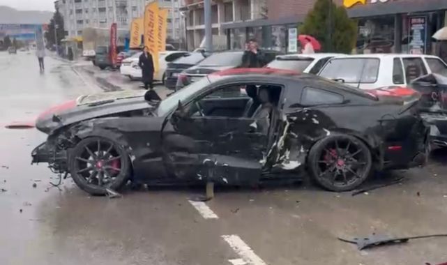 Otomobil park halindeki 4 aracı biçti!