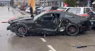 Otomobil park halindeki 4 aracı biçti!