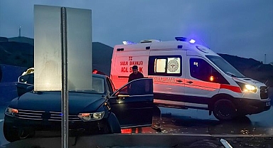 Otomobil refüje çarptı!