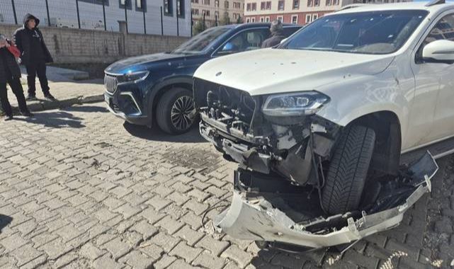 Otomobille motosiklet çarpıştı: 2 yaralı