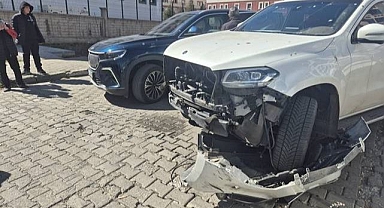 Otomobille motosiklet çarpıştı: 2 yaralı