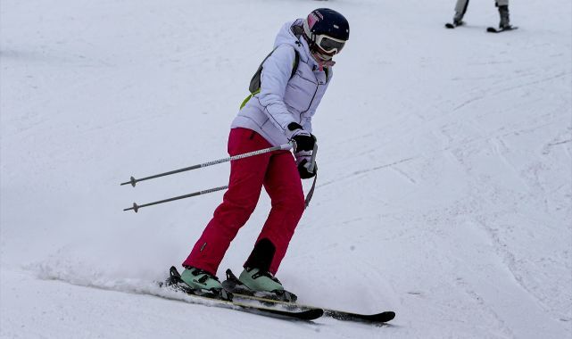 Palandöken'de kar yağışı altında kayak keyfi 