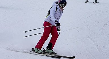 Palandöken'de kar yağışı altında kayak keyfi 