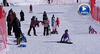 Palandöken'de kayak keyfi sürüyor