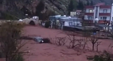 Sağanak sele döndü: Evleri su bastı