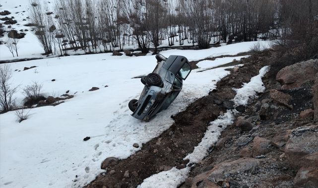 Şarampole devrilen araçtan sağ çıktılar!