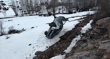 Şarampole devrilen araçtan sağ çıktılar!