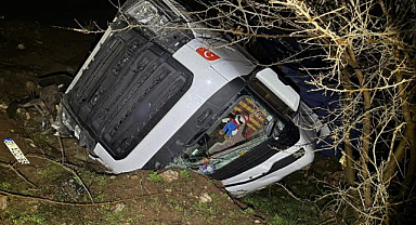 Şarampole yuvarlanan tırdan sağ çıktı!