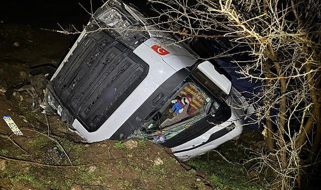 Şarampole yuvarlanan tırdan sağ çıktı!