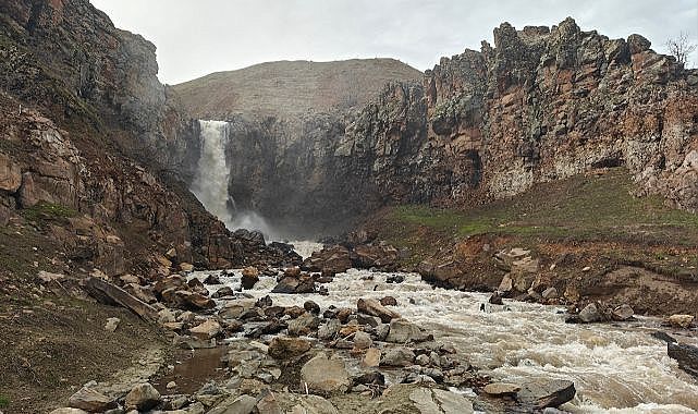 Şelaleler daha coşkulu akmaya başladı