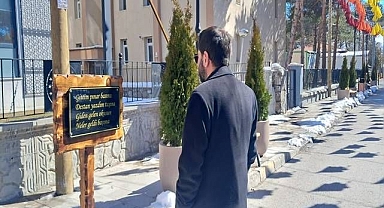 Şemsiyeli Sokağı manilerle renklendi   