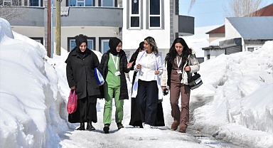 Sınır hattında zorlu mesai! Hastaları için mahalle mahalle dolaşıyor