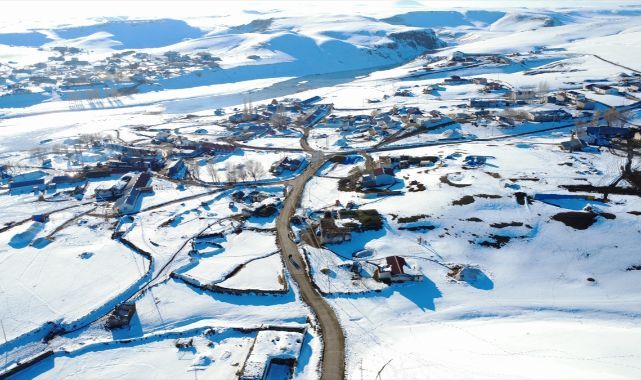 Sınır hattındaki çaylar karla kaplandı 