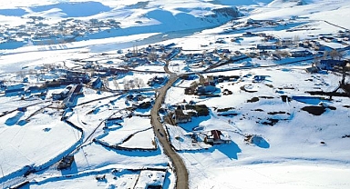 Sınır hattındaki çaylar karla kaplandı 