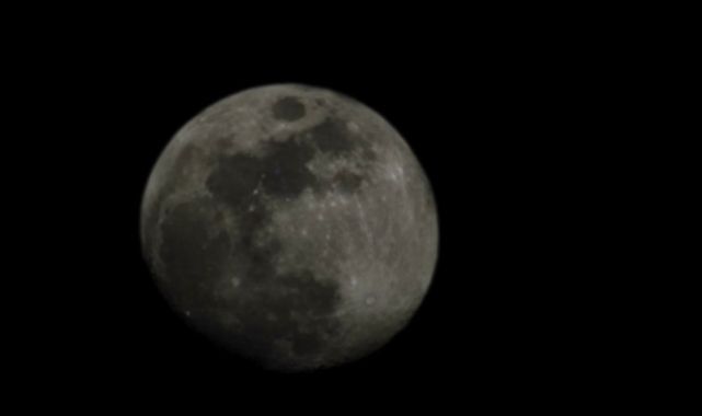 Şişkin ay gökyüzünü süsledi