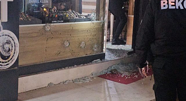 Sokak ortasında silahlı saldırı: dükkan hedef alındı