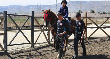 Sporcular otizmli çocuklar için gösteri yaptı