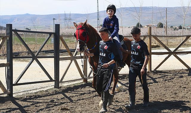 Sporcular otizmli çocuklar için gösteri yaptı