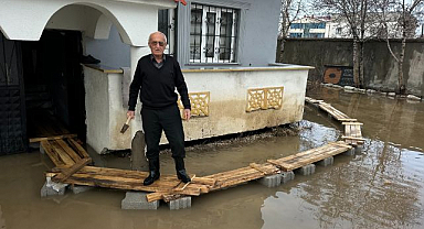 Su bastı, çareyi tahta köprüde buldular