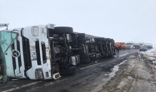 Tanker ve tır çarpıştı: Sürücüler yaralandı!