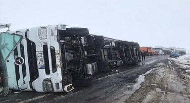 Tanker ve tır çarpıştı: Sürücüler yaralandı!
