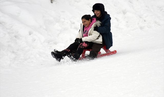 Tatilin son gününde çocukların kızak keyfi 