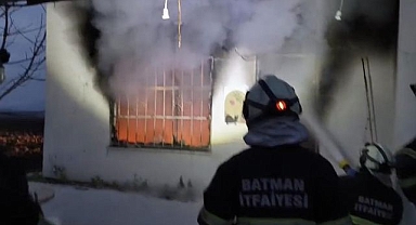 Tek katlı ev alevlere teslim oldu   