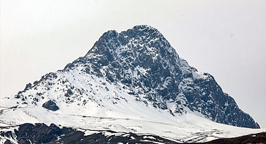 Tekelti Dağı beyaz örtüyle kaplandı