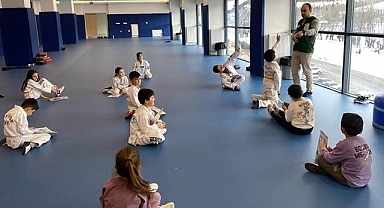 Tekvando öğrencilerine teknoloji bağımlılığı eğitimi 