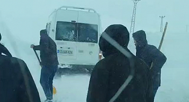 Tipide yolda mahsur kaldılar! Ekipler yardıma koştu