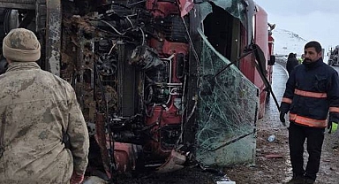 Tır devrildi sürücü yaralandı!