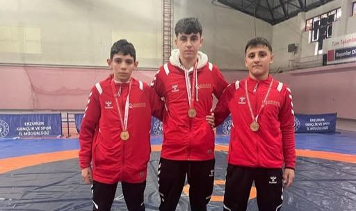 Tortumlu pehlivanlar kürsüde