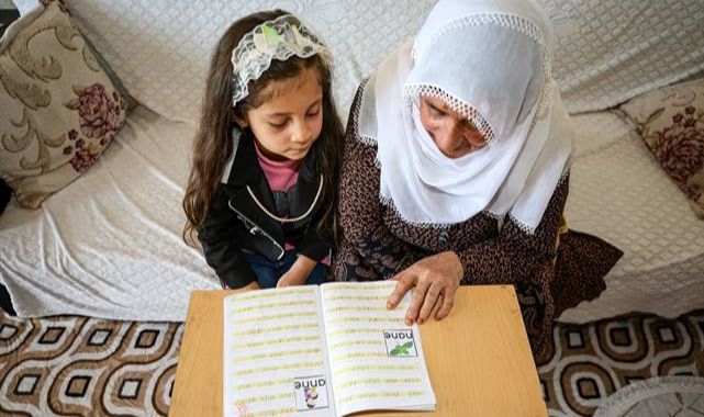 Torunuyla el ele okumaya başladı