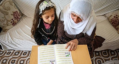 Torunuyla el ele okumaya başladı