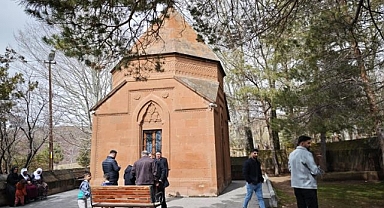 Türbeye bayramda ziyaretçi akını