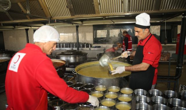 Türk Kızılay Doğu'da yüzlerce sofraya ulaşıyor
