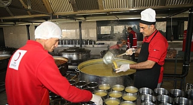 Türk Kızılay Doğu'da yüzlerce sofraya ulaşıyor