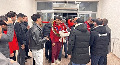 Türk spor tarihine geçen Furkan Akar Erzurum'da çiçeklerle karşılandı