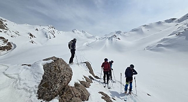 Türkiye’nin ikinci en yüksek zirvesinde kayak heyecanı