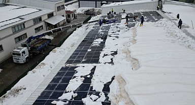 Vinçli aparatla çatı karları kısa sürede temizlendi