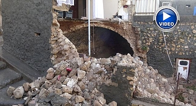 Yağışa dayanamayan ev çöktü!