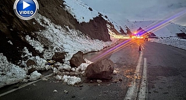 Yamaçtan kopan kayalar yola düştü! Faciadan dönüldü