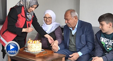 Yaşlı çiftin yüzünü güldürdüler