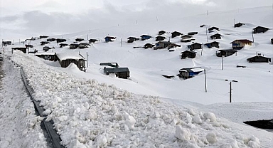 Yaylalar karla beyaza büründü