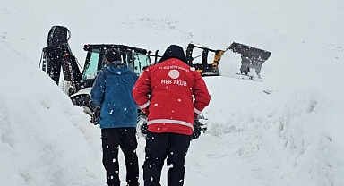 Yoğun kar ve tipi dağcıları geri çevirdi