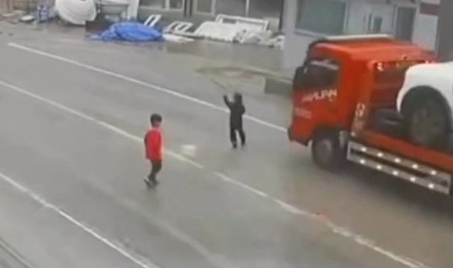 Yola fırlayan çocuk ölümden döndü