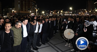 Yüzlerce kişi aynı anda halay çekti!