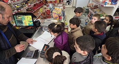 Zimem defterine minik eller dokundu   