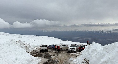 Zirve dönüşünde kaybolan dağcı aranıyor