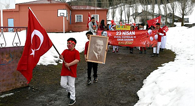 23 Nisan'ı sessiz yürüyüşle kutladılar
